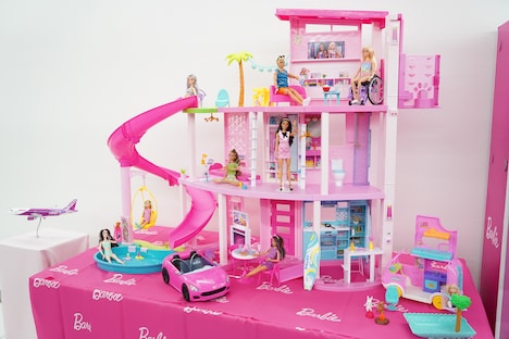 劇場ロビーにディスプレイされたバービー人形。