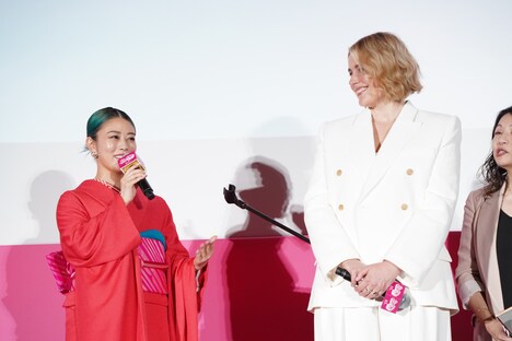 左から高畑充希、グレタ・ガーウィグ。