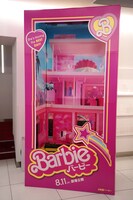 劇場ロビーに設置されたバービー人形の箱を模したフォトスポット。