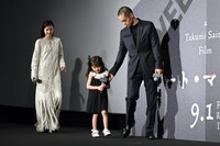 磯村アメリ（中央）を気遣いながら歩く窪田正孝（右）。