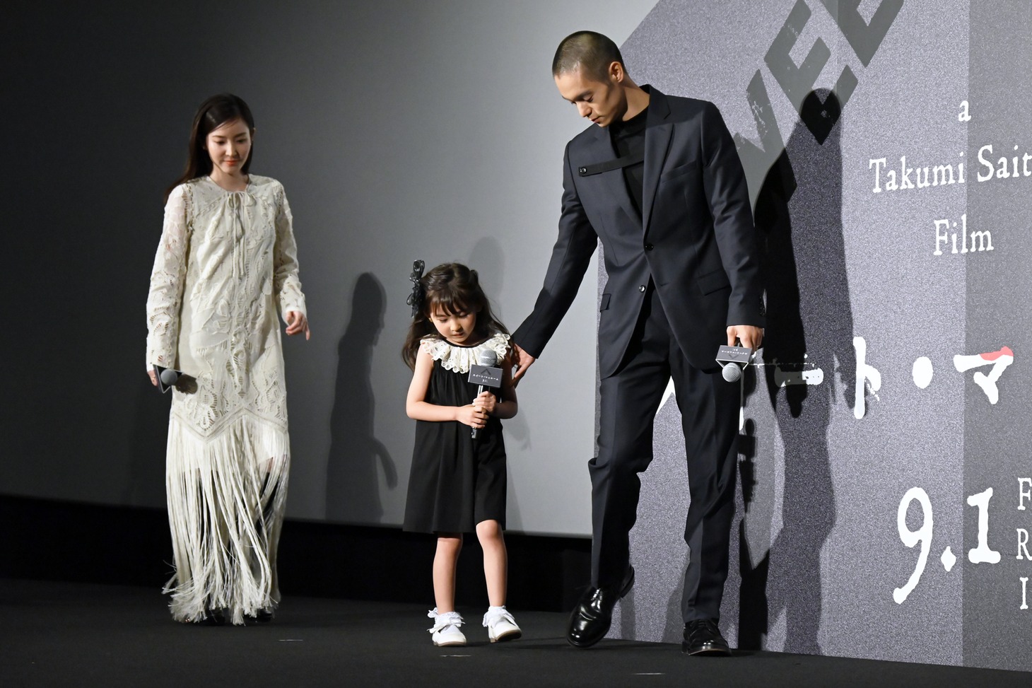 磯村アメリ（中央）を気遣いながら歩く窪田正孝（右）。