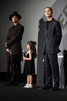 左から齊藤工、磯村アメリ、窪田正孝。