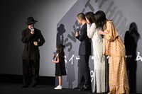 ふざける齊藤工（左）を見る登壇者たち。