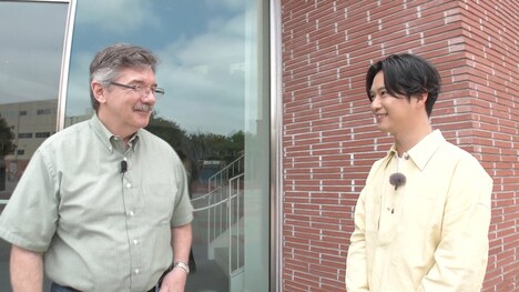 「ウワサのお客さま」より、千葉雄大（右）。