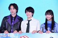 左から藤林泰也、本島純政、松本麗世。