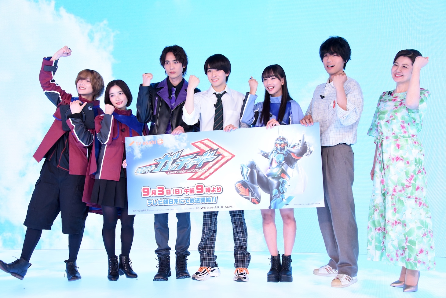 「仮面ライダーガッチャード」制作発表の様子。