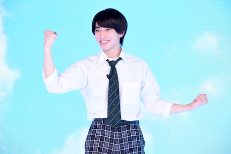 “ガッチャ”ポーズを披露する本島純政。