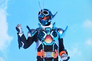 “ガッチャ”ポーズを披露する仮面ライダーガッチャード。