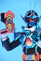 武器「ガッチャージガン」を装備した仮面ライダーガッチャード。