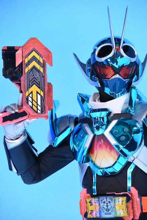 武器「ガッチャージガン」を装備した仮面ライダーガッチャード。