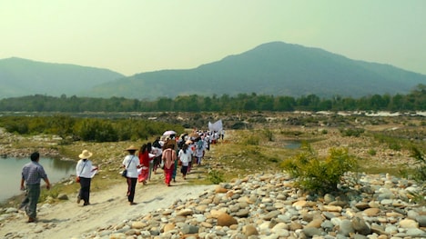 「地の上、地の下」場面写真