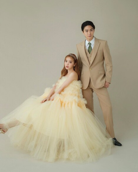 稲葉友（右）と藤田ニコル（左）が結婚報告に伴い掲載した2ショット。稲葉友の公式Instagram（@lespros_inaba0112）より引用。