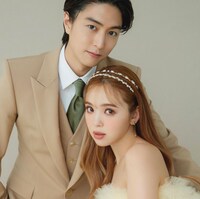 稲葉友（左）と藤田ニコル（右）が結婚報告に伴い掲載した2ショット。藤田ニコルの公式Instagram（@2525nicole2）より引用。