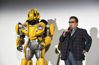 左からバンブルビー、玄田哲章。