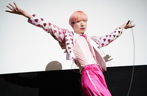 舞台挨拶の冒頭で「DIVA ME」を披露したゆっきゅん。