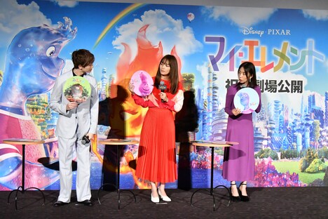 左から玉森裕太、川口春奈、MEGUMI。