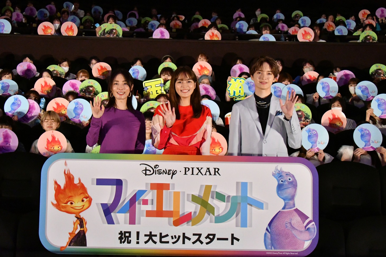 「マイ・エレメント」公開記念舞台挨拶の様子。左からMEGUMI、川口春奈、玉森裕太。