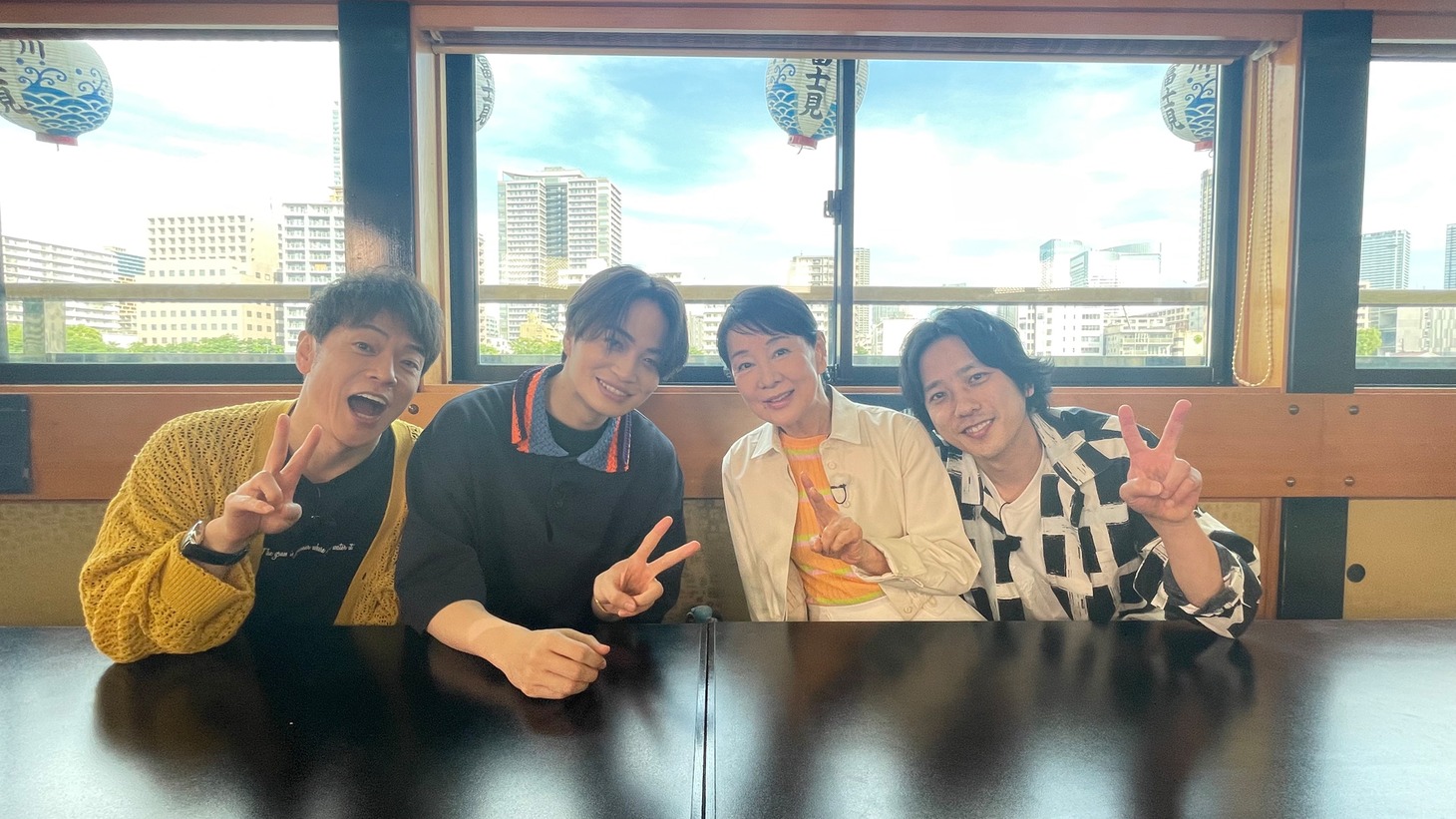 「ニノさんとあそぼ」より、左から陣内智則、菊池風磨、吉永小百合、二宮和也。
