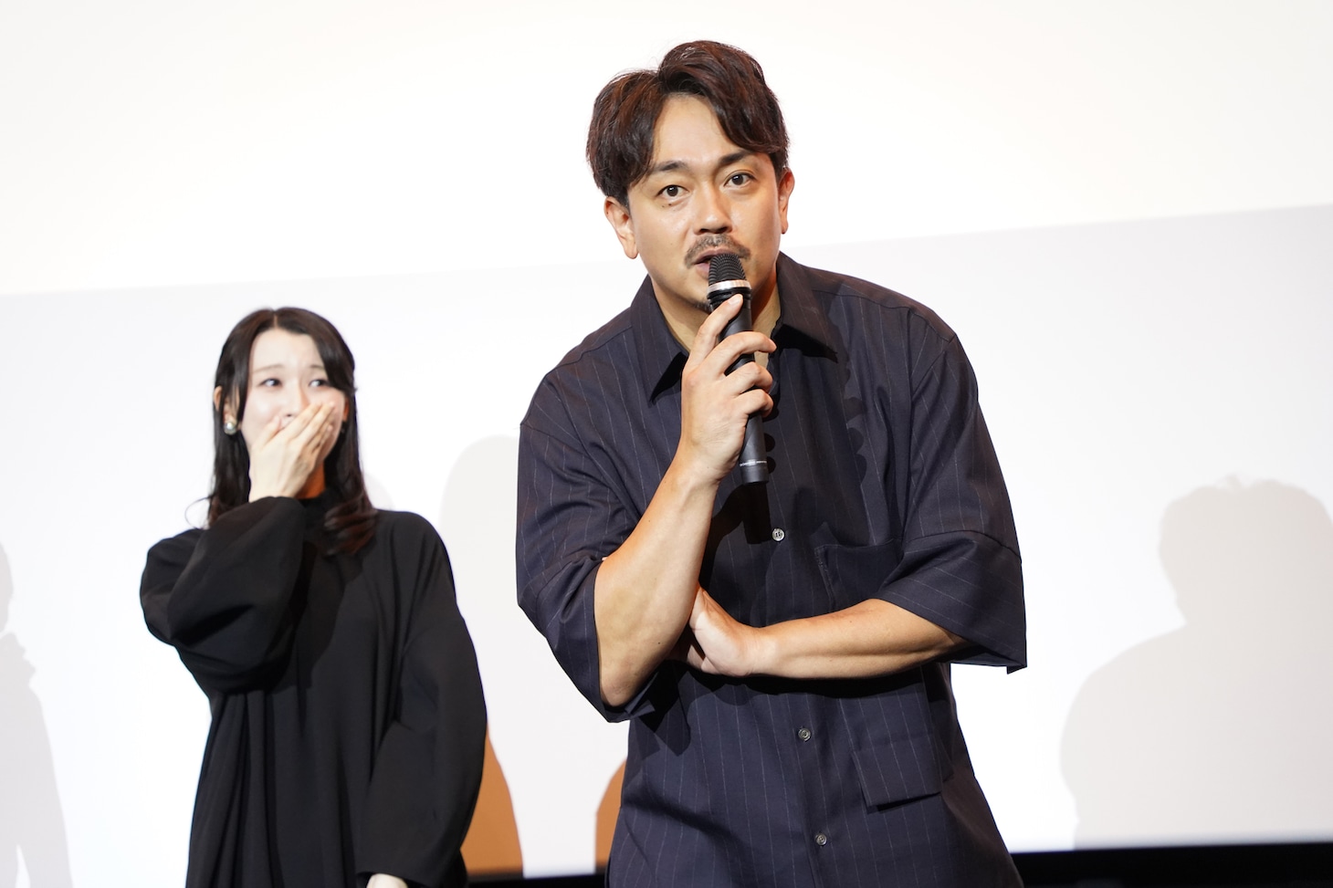 「誤解ですよ」とマスコミに呼びかける青柳翔。