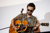 主題歌「ああ・・・」を披露した前野健太。