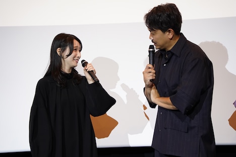 主題歌「ああ・・・」を聴いた感動を共有する行平あい佳（左）と青柳翔（右）。