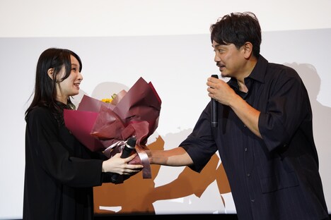 誕生日を迎える行平あい佳（左）にサプライズで花束を渡した青柳翔（右）。