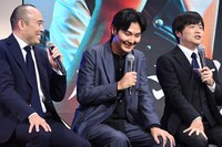 左から関和亮、松田龍平、バカリズム。