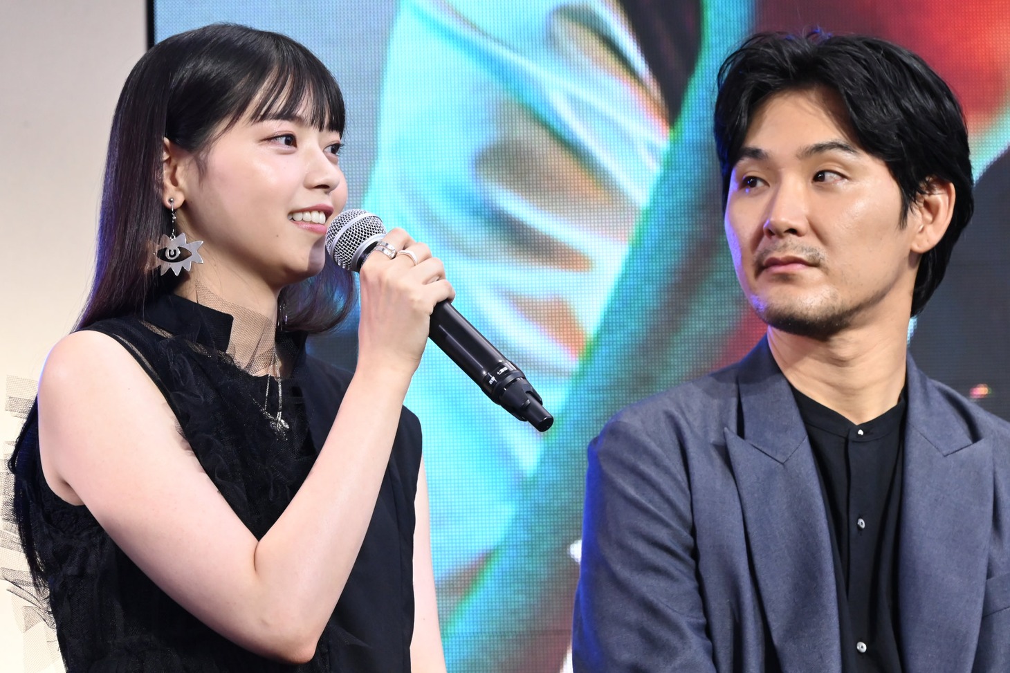 左から西野七瀬、松田龍平。