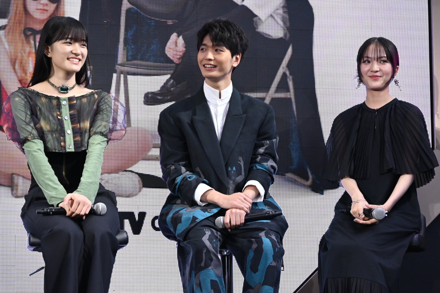 左から服部樹咲、青木柚、伊礼姫奈。