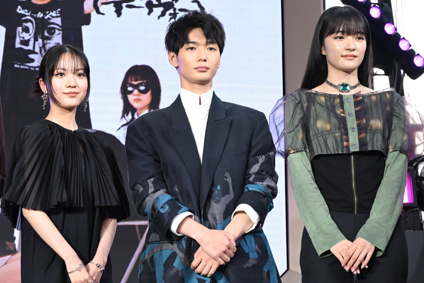 左から伊礼姫奈、青木柚、服部樹咲。