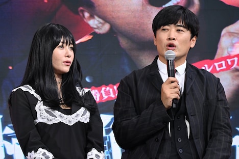 左から真木よう子、劇団ひとり。