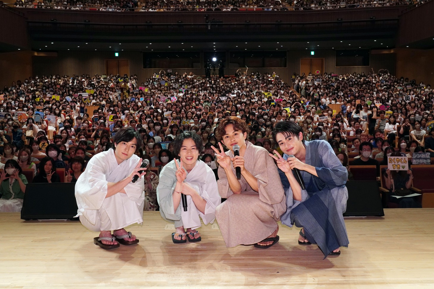 「みなしょー真夏の納涼祭」昼の部の様子。左から稲葉友、奥智哉、草川拓弥、西垣匠。
