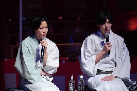 左から奥智哉、稲葉友。