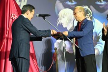 冴羽リョウ新宿観光アンバサダー任命証を受け取る神谷明。