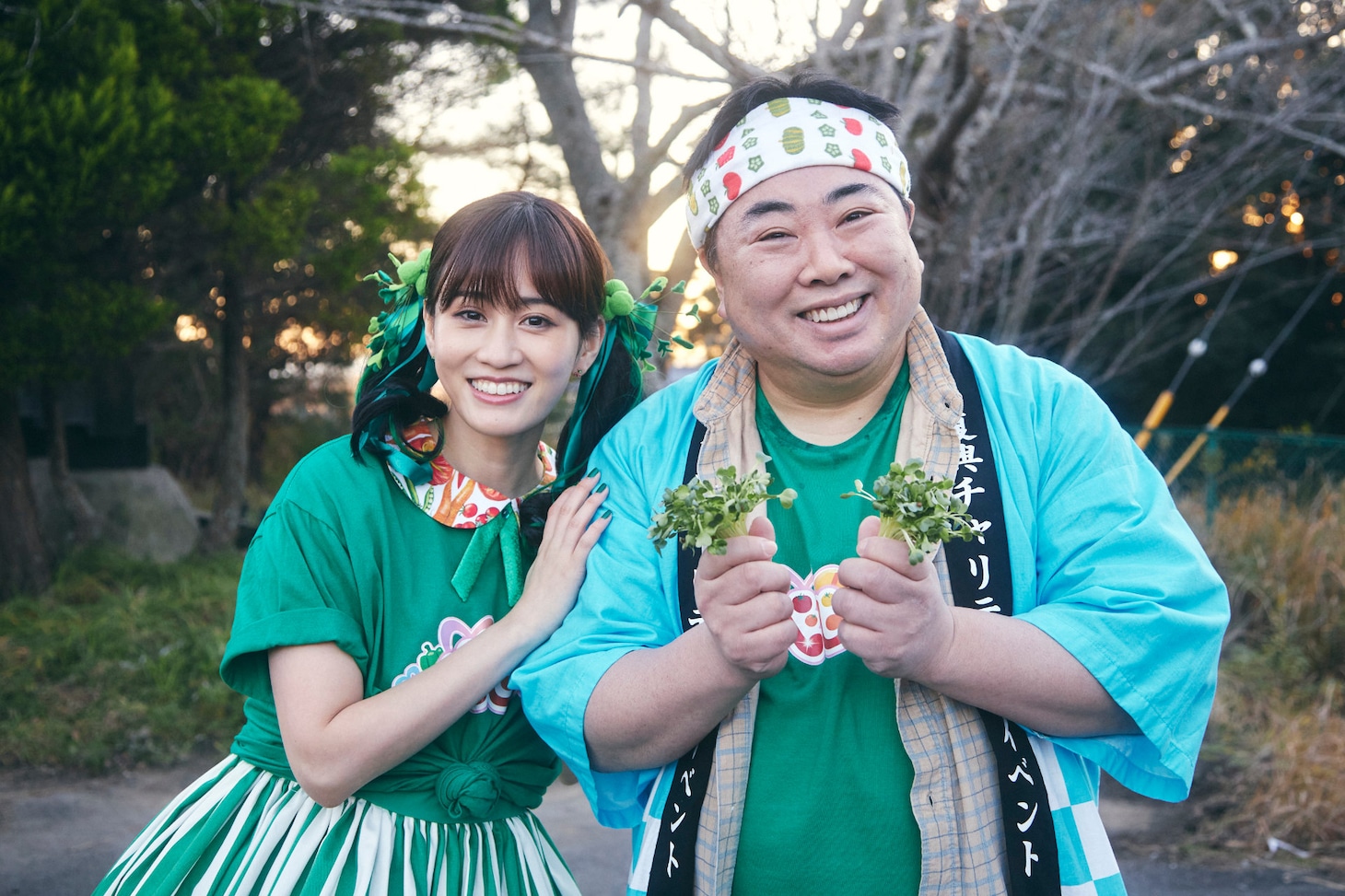 左から前田敦子、塚地武雅。