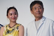 左から堀田真由、小林薫。