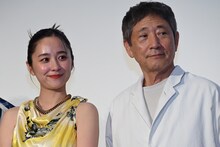 左から堀田真由、小林薫。
