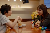 「このハンバーガー、ピクルス忘れてる。」場面写真