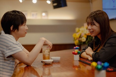 「このハンバーガー、ピクルス忘れてる。」場面写真