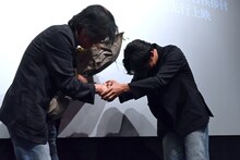 握手を交わすイ・チャンドン（左）と仲野太賀（右）。