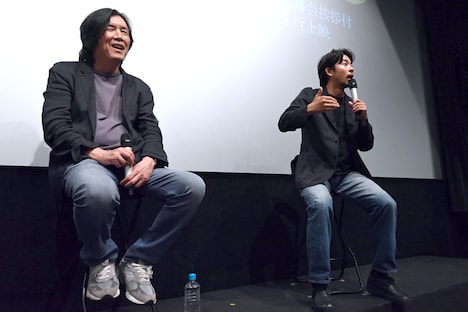 「しゃべりすぎですかね?」と我に返る仲野太賀(右)。