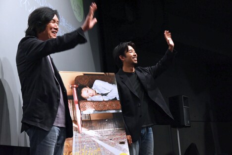 カメラに手を振りながら「ジャパニーズスタイル!」と説明する仲野太賀(右)と、それに倣うイ・チャンドン(左)。