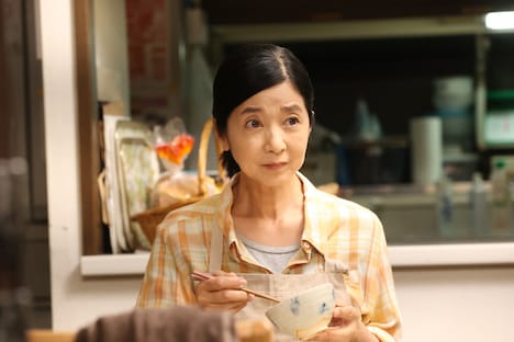 「視えない来客」より、宮崎美子演じるセントチヒロ・チッチの母。