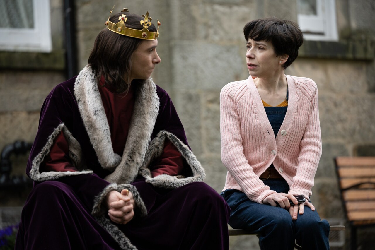 サリー・ホーキンスが“推し”の遺骨発掘に向けて奮闘「ロスト・キング」新写真