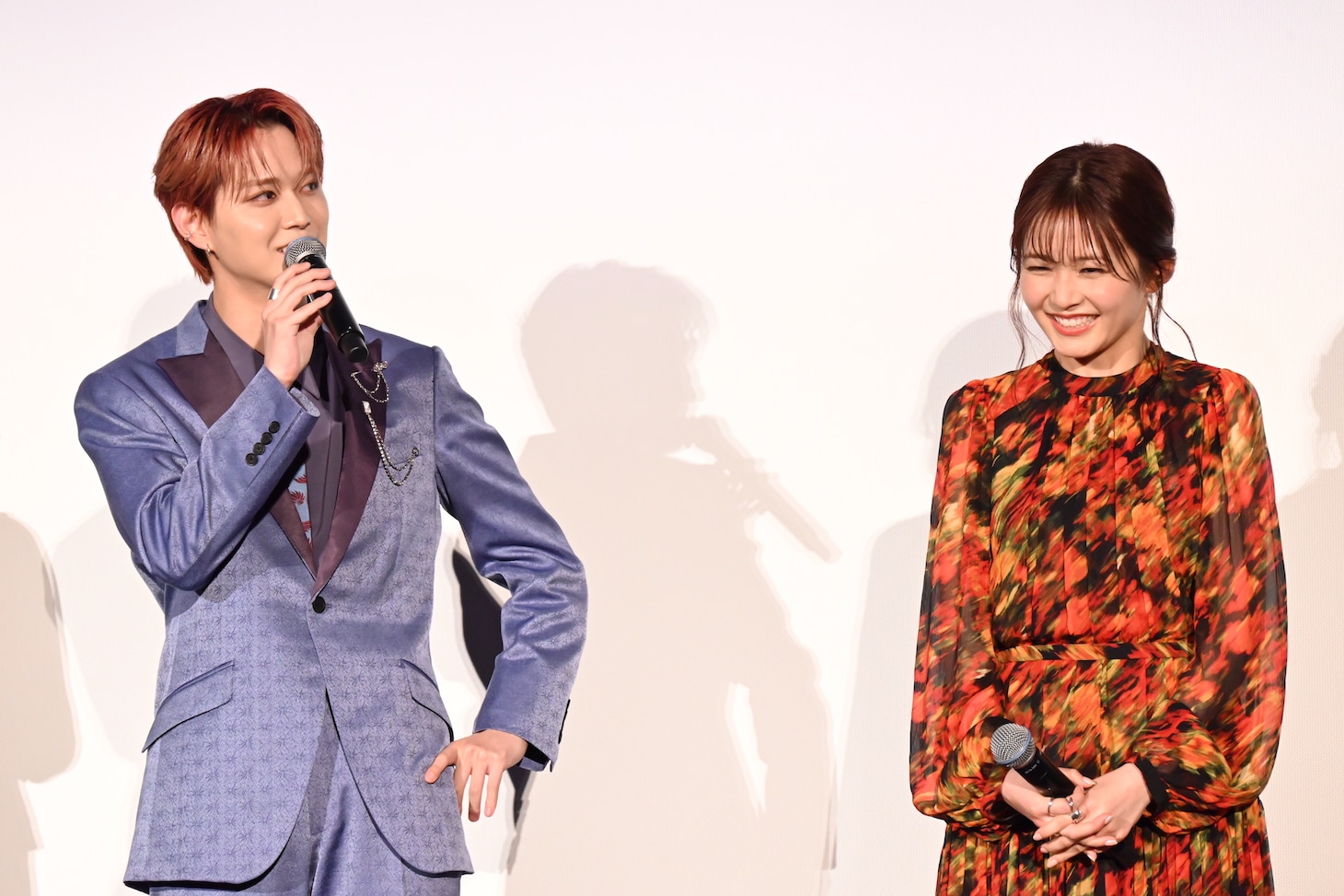 白岩瑠姫（左）の「強気になってきた」発言に照れる久間田琳加（右）。