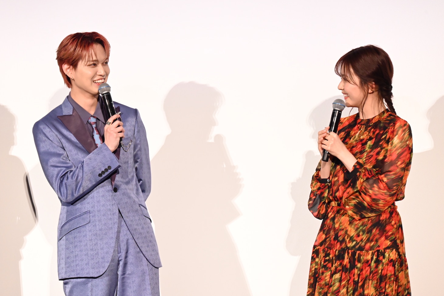 左から白岩瑠姫、久間田琳加。