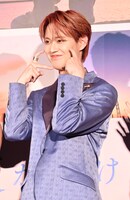 JAMに“ほっぺハート”をプレゼントする白岩瑠姫。