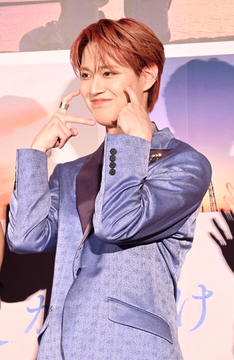 JAMに“ほっぺハート”をプレゼントする白岩瑠姫。