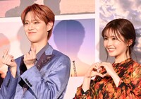 指ハートをする白岩瑠姫（左）と、手でハートマークを作る久間田琳加（右）。