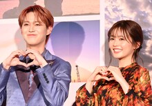 手でハートマークを作る白岩瑠姫（左）と久間田琳加（右）。